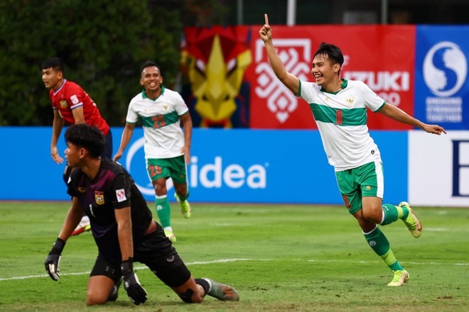 Witan Sulaeman (số 8) giúp tuyển Indonesia chơi khởi sắc hơn ở hiệp 2. Ảnh: SF