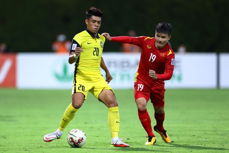 Đội tuyển Việt Nam chiếm lĩnh gần như hoàn toàn thế trận trong hiệp 1. Bóng chủ yếu lăn bên phần sân tuyển Malaysia. Trong khi đó, các cầu thủ Malaysia tỏ ra lúng túng khi đội tuyển Việt Nam chủ động pressing tầm cao.