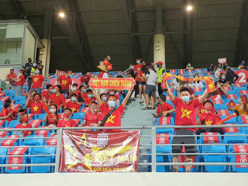 Như thường lệ, cổ động viên tuyển Việt Nam luôn giành “phần thắng” trên khán đài. Do ảnh hưởng của dịch COVID-19 nên sân Bishan chỉ đón 1.000 khán giả và sân theo dõi màn so tài giữa tuyển Việt Nam và Malaysia. Ảnh: VFF