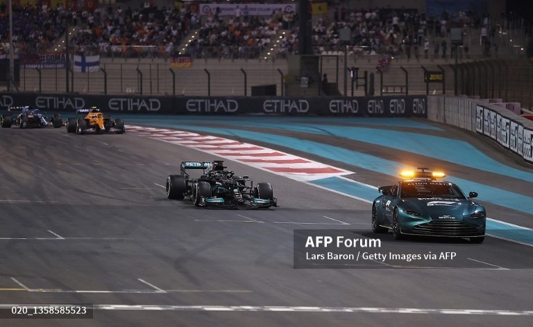 Cú đâm xe của Nicholas Latifi, sự xuất hiện của xe an toàn và quyết định từ FIA sau đó đã đảo ngược hoàn toàn tình thế. Ảnh: AFP