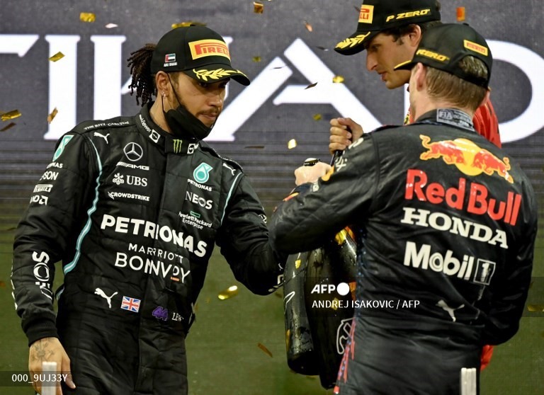 Lewis Hamilton sớm tấn công và giành lợi thế, nhưng việc không thay lốp ở thời điểm quan trọng là một trong những lý do khiến anh thất bại. Ảnh: AFP