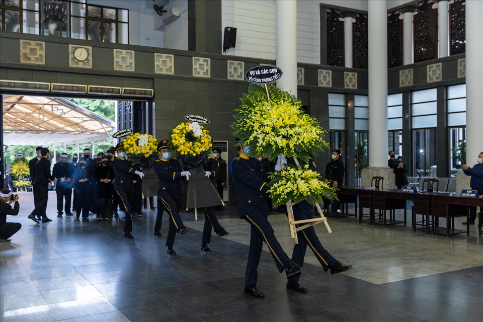 Nhiều người thân, bạn bè, đồng nghiệp đã tới Nhà tang lễ Quốc gia, số 5 Trần Thánh Tông để tiễn đưa người nhạc sĩ tài hoa về nơi yên nghỉ cuối cùng.