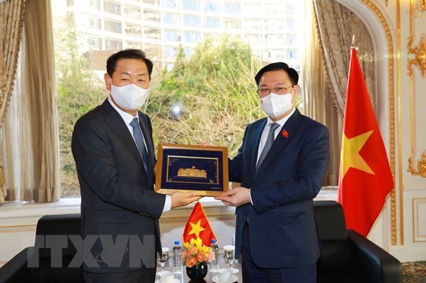 Chủ tịch Quốc hội Vương Đình Huệ tặng quà lưu niệm cho lãnh đạo Công ty Điện tử Samsung (Samsung Electronics). Ảnh: TTXVN