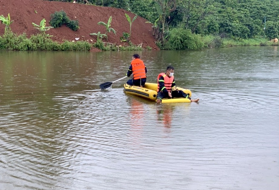 Lực lượng chức năng tìm kiếm nạn nhân một vụ đuối nước ở Đắk Nông. Ảnh: Bảo Lâm