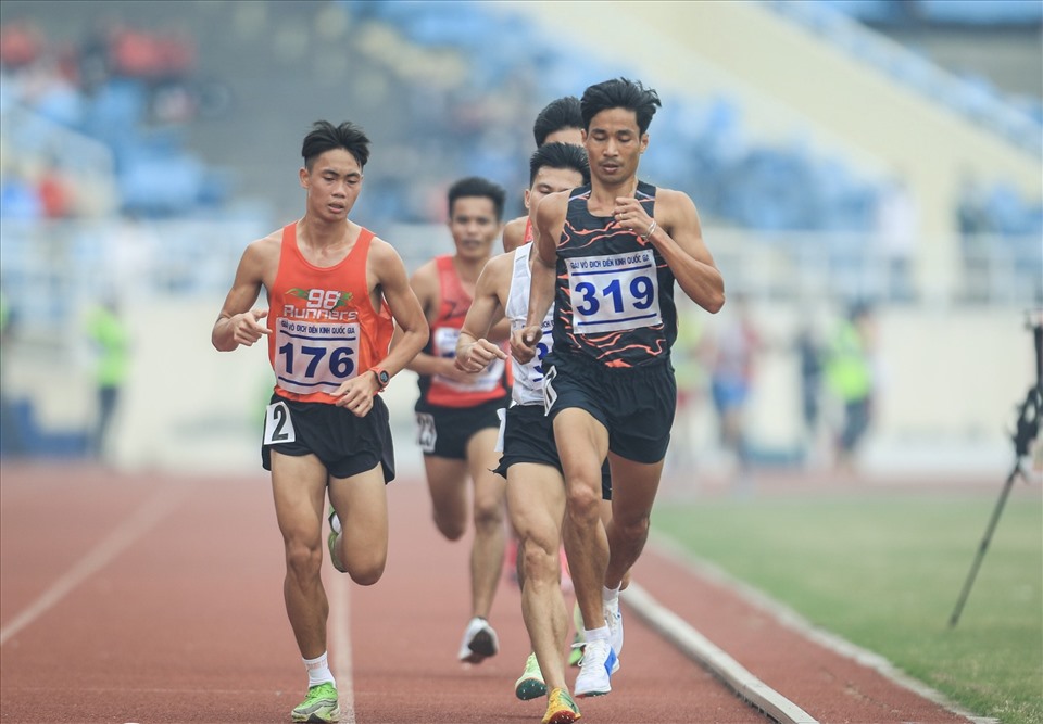 Chân chạy kì cựu Nguyễn Văn Lai vẫn miệt mài ở đường đua 5.000m. Ảnh: Minh Anh