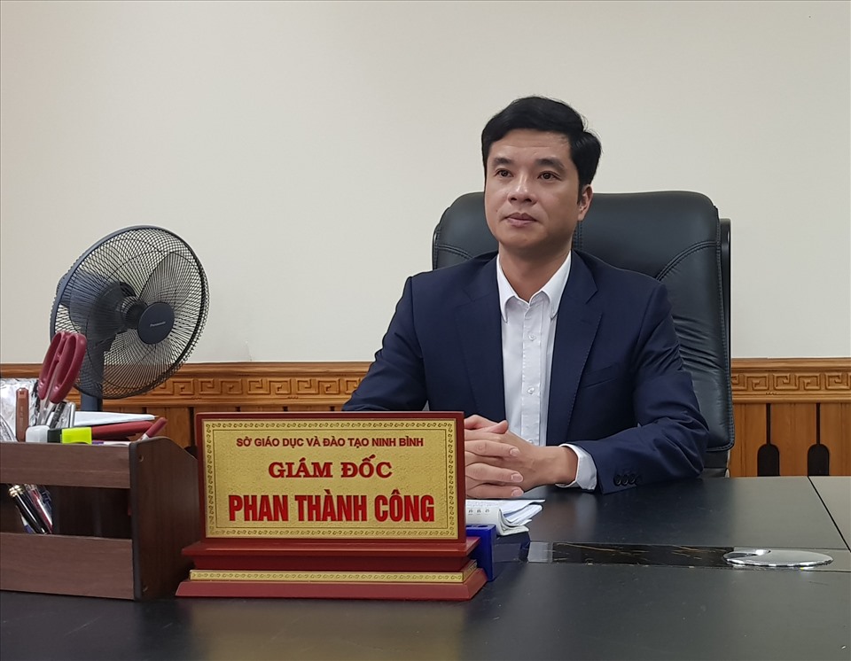 Ông Phan Thành Công, Giám đốc Sở GDĐT tỉnh Ninh Bình trao đổi với PV Báo Lao Động. Ảnh: NT