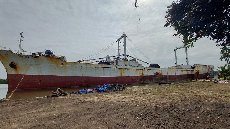 Tàu Chung Ching bị cắt sắt vụn trái phép tại khu vực huyện An Dương, Hải Phòng. Ảnh: MC