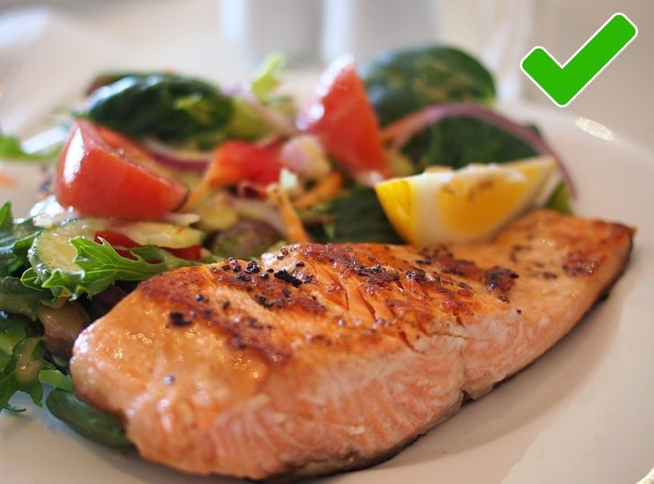 Cá hồi có nhiều axit béo omega-3 hơn bất kỳ loại thực phẩm nào khác. Các nghiên cứu cho thấy omega-3 giúp đốt cháy chất béo. Bên cạnh đó, cá hồi và tất cả các loại cá béo khác (như cá ngừ, cá thu...) rất giàu protein nạc giúp xây dựng cơ bắp. Việc càng xây dựng nhiều bắp cơ sẽ càng đốt cháy nhiều calo hơn.
