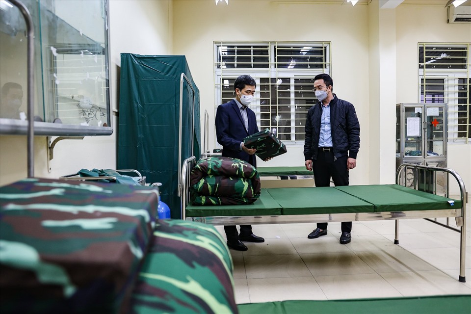 Lãnh đạo quận Hoàn Kiếm kiểm tra cơ sở vật chất lần cuối để trạm y tế lưu động chính thức đi vào hoạt động.