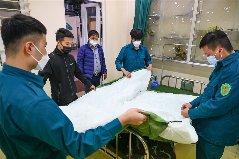 Lãnh đạo quận Hoàn Kiếm kiểm tra cơ sở vật chất lần cuối để trạm y tế lưu động chính thức đi vào hoạt động.