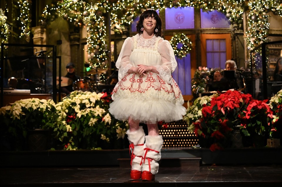 Đại cách mạng' hình ảnh của Billie Eilish: Diện váy 'bánh bèo' điệu đà lên  Saturday Night Live