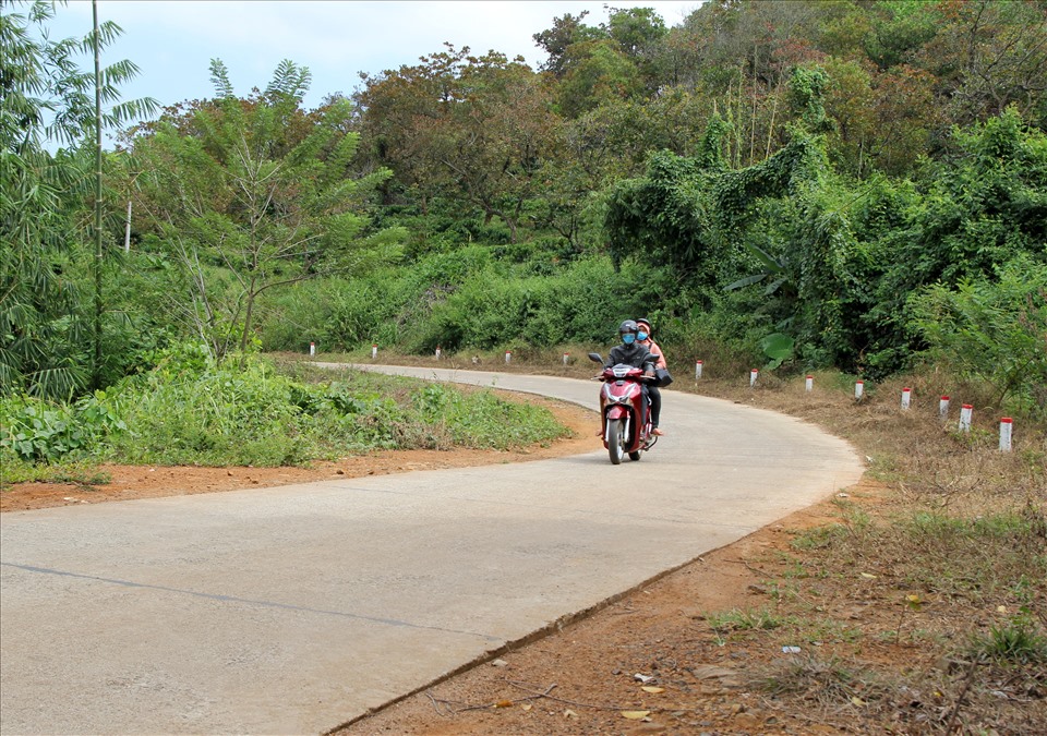 Nhiều tuyến đường giao thông thôn ở tỉnh Đắk Nông đã được xây dựng khang trang, sạch đẹp, góp phần thúc đẩy phát triển kinh tế - xã hội. Ảnh: Phan Tuấn