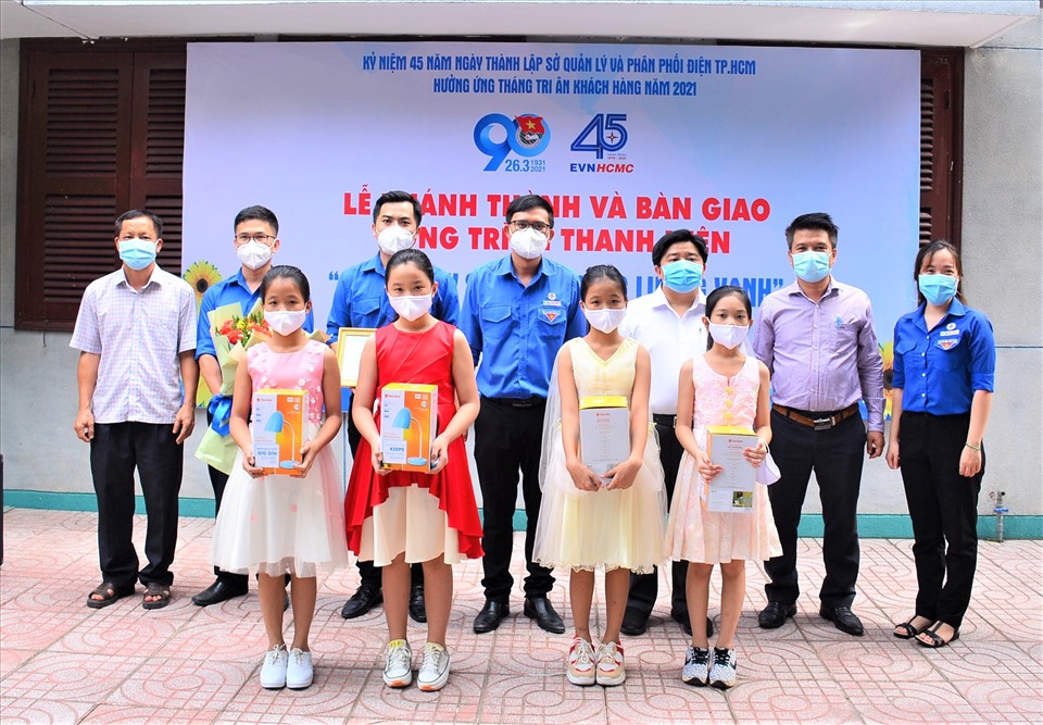 Các thanh niên công nhân EVNHCMC trao tặng qùa cho trẻ em ở Làng trẻ em SOS Gò Vấp, TPHCM. Ảnh: Đức Long