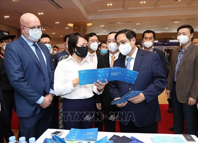 Thủ tướng Phạm Minh Chính và các đại biểu tham quan trưng bày các sản phẩm ứng dụng công nghệ sáng tạo.