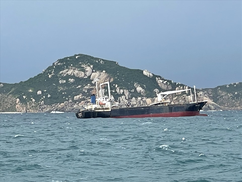 Tàu hàng MING YUE 69 đang có nguy cơ lật trên Vịnh Vân Phong. Ảnh: X.B