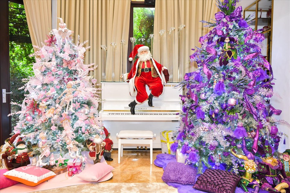 Ở giữa được đặt để một chiếc đàn piano và ông già Noel nhồi bông. Ngắm nhìn không gian nhà Đàm Vĩnh Hưng khiến ai cũng nôn nao chờ Giáng sinh về thật mau.