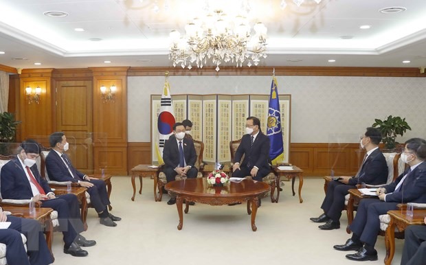 Chủ tịch Quốc hội Vương Đình Huệ hội kiến Thủ tướng Hàn Quốc Kim Boo-kyum. Ảnh: TTXVN