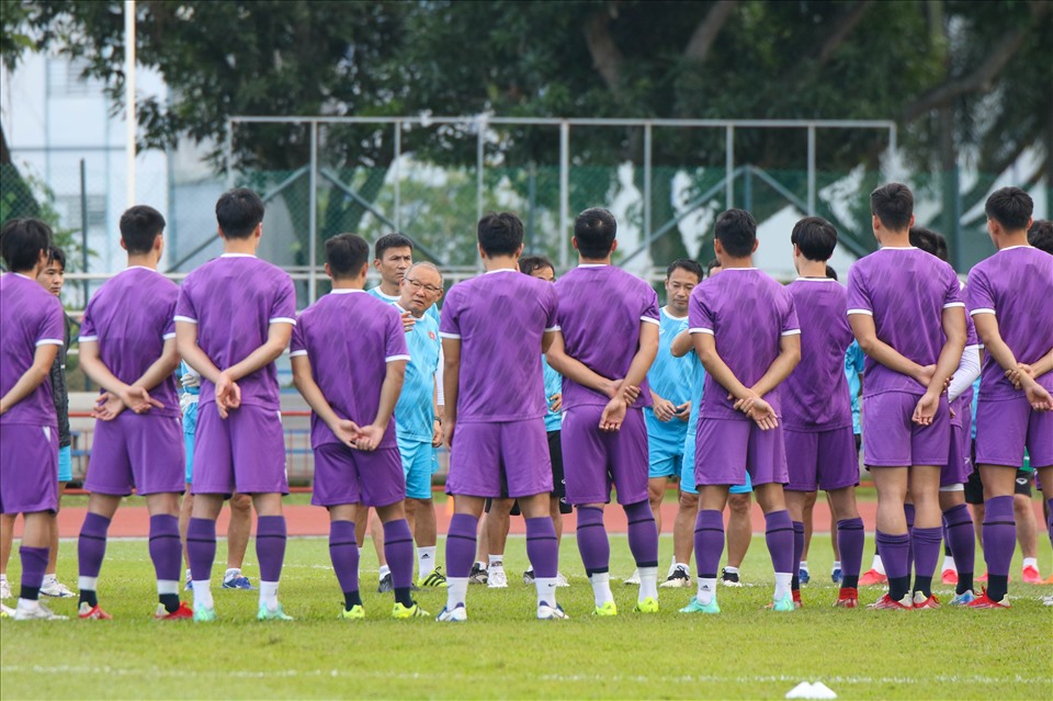 Đội tuyển Việt Nam có buổi tập luyện cuối cùng trên sân Hougang trước khi bước vào cuộc đọ sức với Indonesia (15.12) trong khuôn khổ AFF Cup 2020. Ảnh: VFF