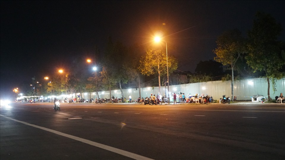 Tại đường Sông Hậu, phường Cái Khế người dân thản nhiên ngồi trò chuyện với nhau.