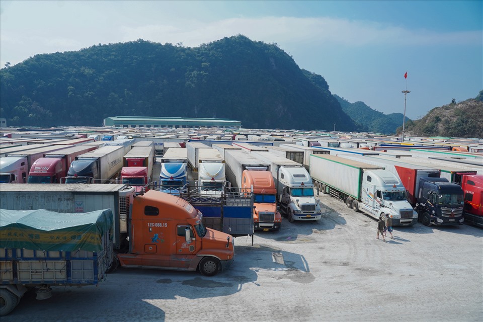 Những ngày cuối năm, tại bãi đỗ xe phi thuế quan chờ xuất tại cửa khẩu Tân Thanh, tỉnh Lạng Sơn luôn chứa từ 3.000 đến 4.000 xe container, thậm chí trong ngày 14.12, con số này đạt đến 4.300 xe. Tốc độ thông quan chậm trong khi lượng xe chở nông sản từ các địa phương đổ lên Lạng Sơn ngày một tăng đã gây ra tình trạng ùn ứ hàng nghìn xe hàng tại cửa khẩu này.