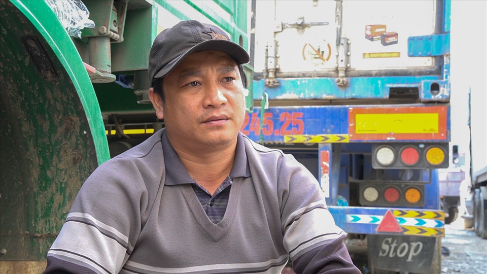 Tài xế Huỳnh Xuân Hồng (40 tuổi, Phù Cát, Bình Định) cho biết, xe của anh đã nằm ở bãi 18 ngày qua, nhưng đến giờ vẫn chưa nhận được thông báo làm thủ tục thông quan.