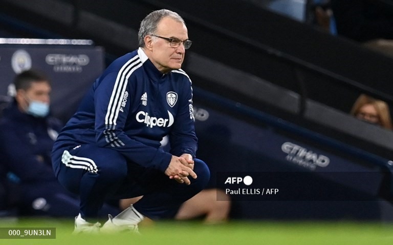 Sự bất lực của huấn luyện viên Marcelo Bielsa bên ngoài sân và nỗ lực trong tuyệt vọng của thủ môn Illan Meslier trước tổng cộng 34 pha dứt điểm của các cầu thủ Man City.