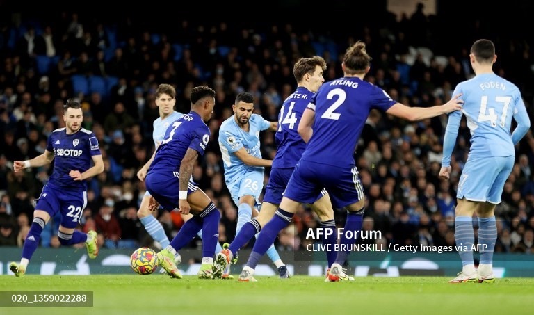Leeds United từng gây rất nhiều khó khăn cho Chelsea nhưng trước Man City, dù có dựng lên bức tường phòng ngự cũng không đủ để ngăn đội chủ nhà. Trước trận này, thất bại gần đây nhất của Leeds trước Man City tại Premier League là năm 2003.