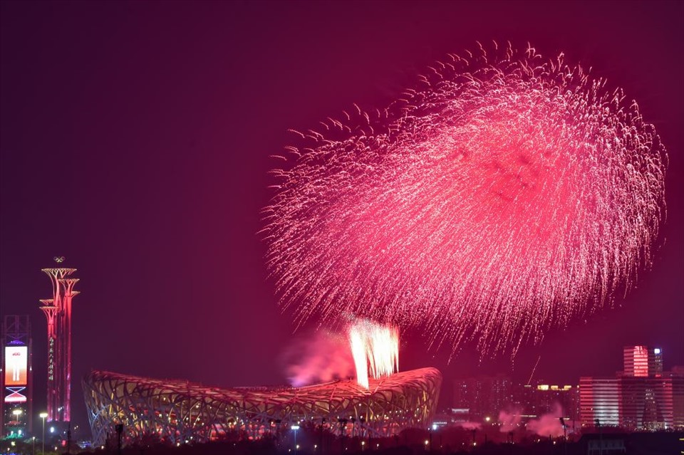 Pháo hoa tại sân vận động quốc gia ở Bắc Kinh chào mừng 100 năm ngày thành lập Đảng Cộng sản Trung Quốc. Ảnh: Xinhua