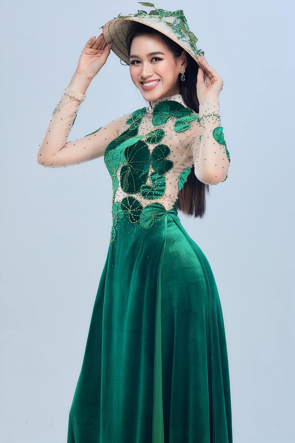 Là đại diện Việt Nam thi đấu tại Miss World năm nay, Đỗ Thị Hà tích cực diện những trang phục giúp quảng bá nét văn hoá truyền thống của quê nhà. Mới đây trong phần thi phỏng vấn kín, người đẹp đã mặc trang phục áo dài với hoạ tiết rau má, lấy cảm hứng từ vùng quê Thanh Hoá của nàng hậu. Ảnh: NVCC.