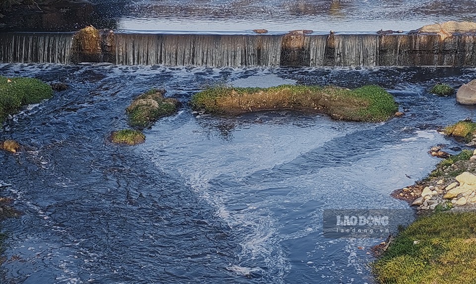 Các dòng nước thải đen kịt kéo dài gần 20km dọc theo những con suối đầu nguồn sông Nậm Rốm.
