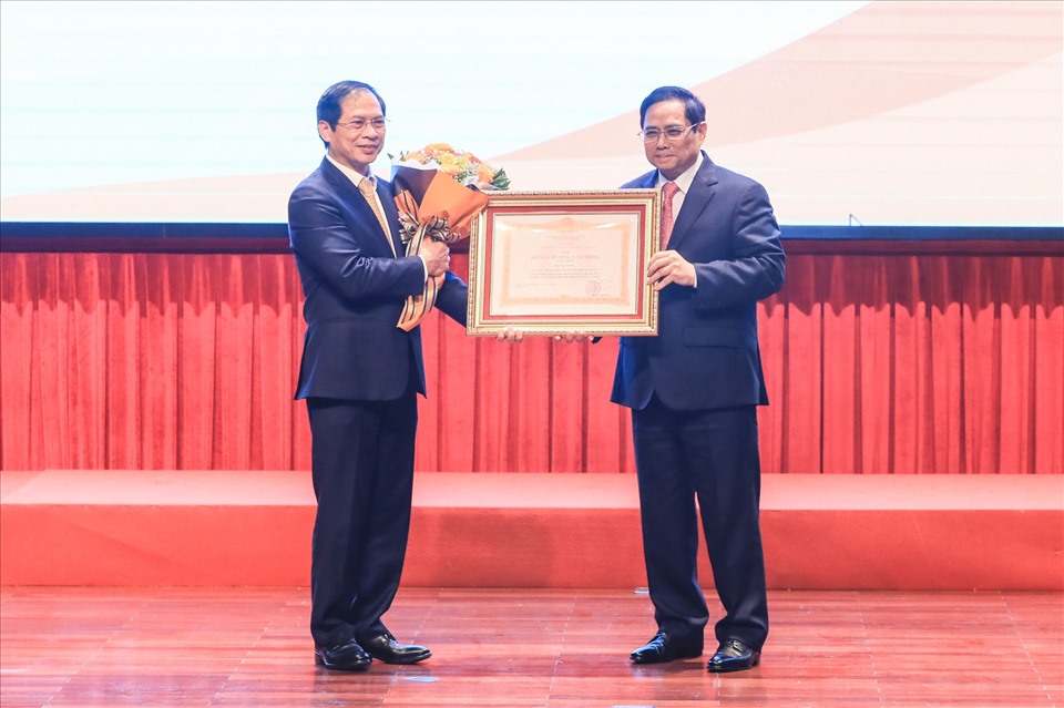 Thủ tướng trao khen thưởng cho một số tập thể và cá nhân của Bộ Ngoại giao và một số bộ ngành. Ảnh: Hải Nguyễn