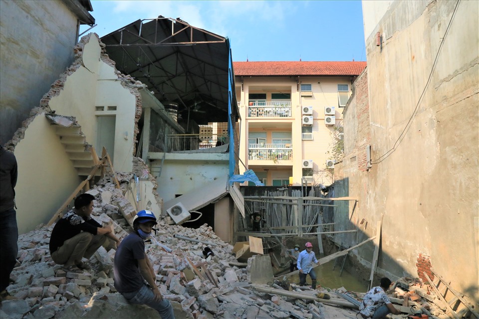 Một ngày sau khi sập nhà, ngày 15.12, căn nhà 018 (phường Cốc Lếu, TP Lào Cai) chỉ còn lại đống hoang tàn.