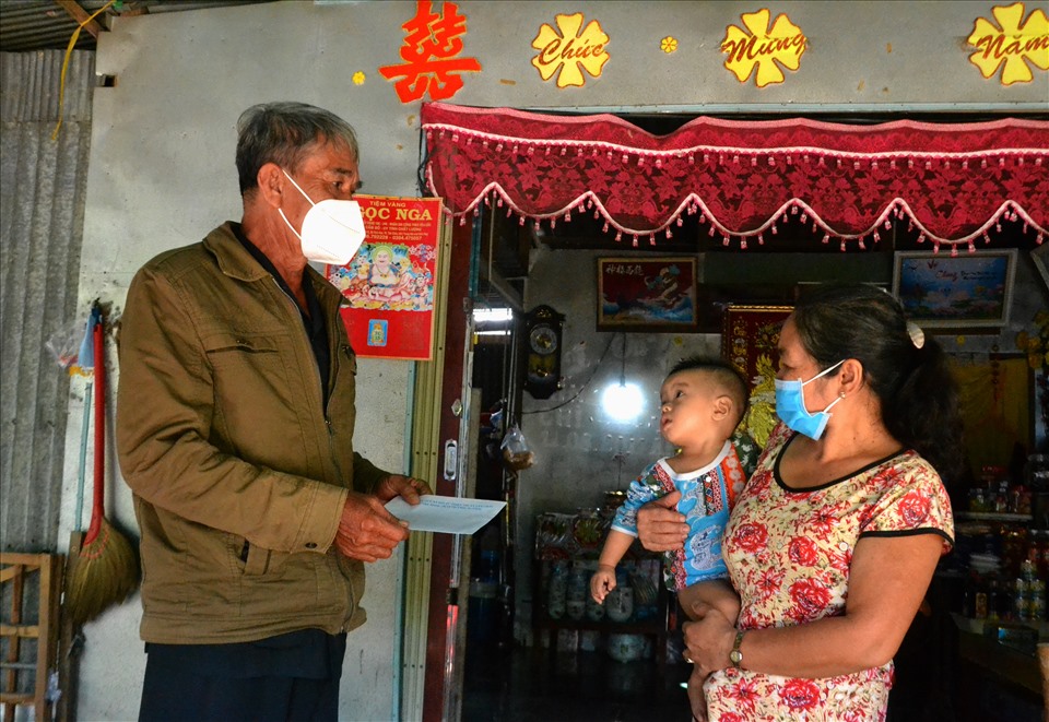 Ông Đoàn Văn Hổ thăm và trao quà cho gia đình 2 cháu nhỏ ở xã Vĩnh Hòa, có cha mất vì COVID-19 khi đang làm công nhân tại TP. Hồ Chí Minh. Ảnh: LT