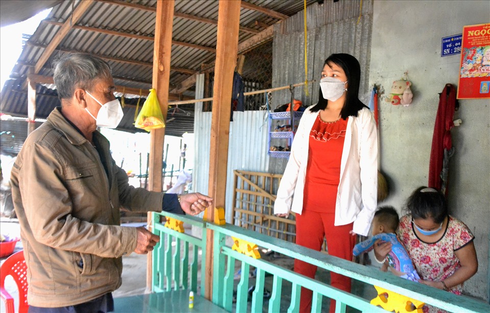Ông Đoàn Văn Hổ an ủi, động viên chị Nguyễn Thị Kim Chi (sinh năm 1996), xã Vĩnh Hòa có chồng mất do dịch COVID-19, để lại 2 con nhỏ. Ảnh: LT