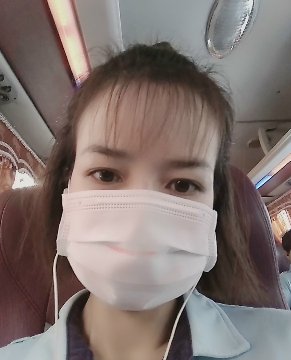 Chị Nguyễn Thị Thắm trên đường đến công ty làm việc. Ảnh: NVCC