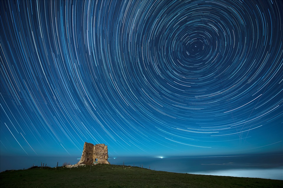 Mưa sao băng quanh tháp San Telmo ở Ubiarco, Cantabria, Tây Ban Nha. Ảnh xếp chồng lên nhau sau