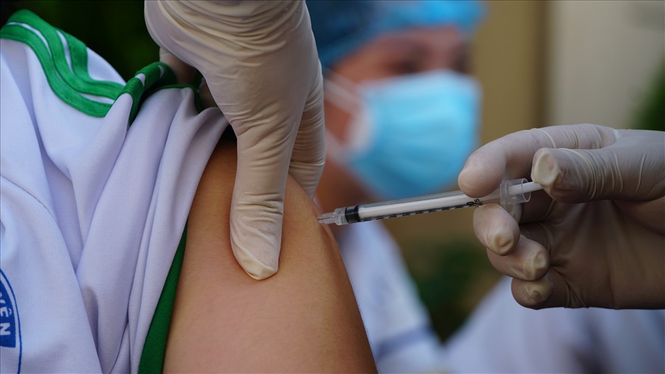 Học sinh tiêm vaccine mũi 2 phòng COVID-19. Ảnh: Tạ Quang.