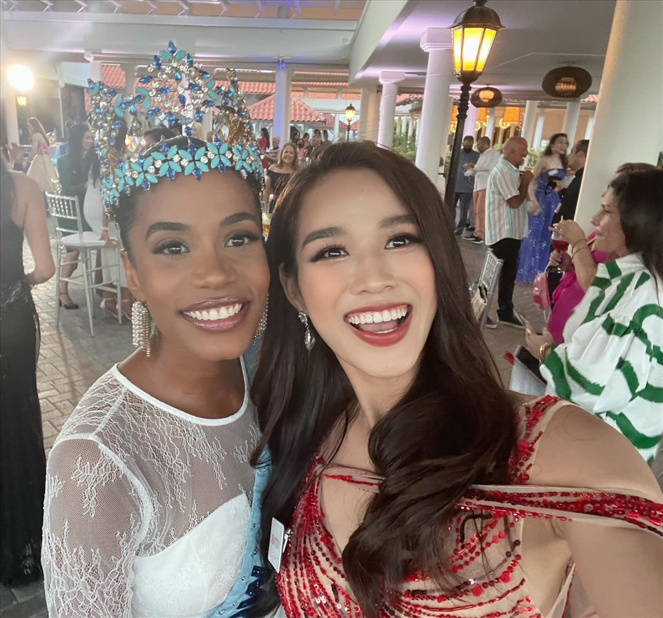 Hoa hậu Đỗ Thị Hà chụp ảnh cùng Hoa hậu Thế giới đăng quang năm Ảnh: SV.