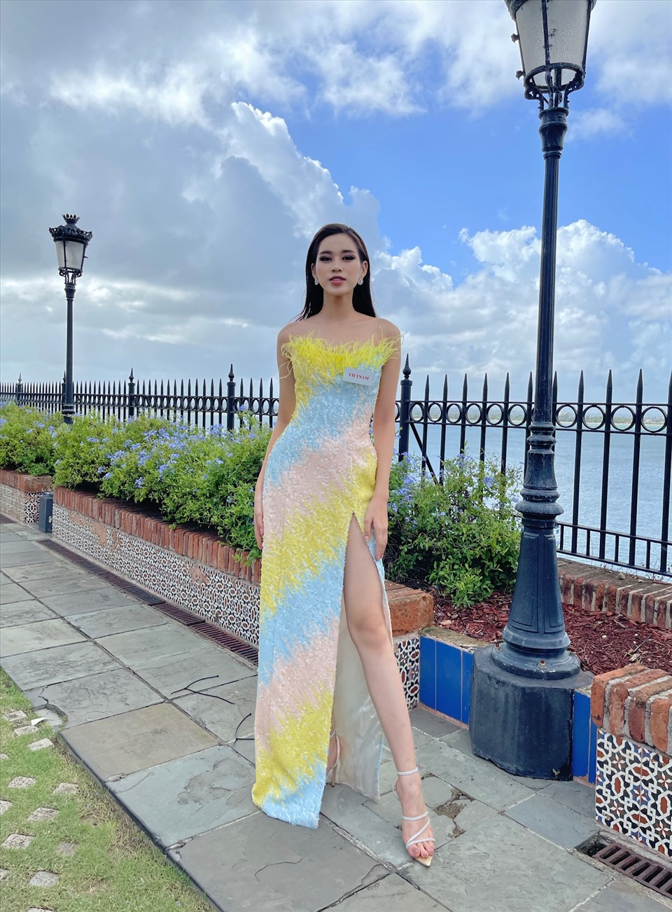 Hoa hậu Đỗ Thị Hà hoà đồng cùng các thí sinh Miss World 2021. Ảnh: NVCC.