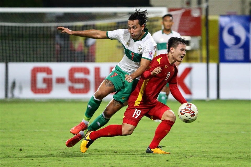 Các cầu thủ Indonesia không ngại phạm lỗi mỗi khi tuyển Việt Nam có cơ hội tấn công.