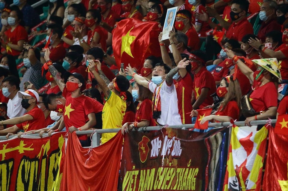 Tối 15.12, tuyển Việt Nam đối đầu Indonesia trong trận đấu thuộc bảng B AFF Cup 2020. Đây là trận đấu ảnh hưởng đến chiếc vé dự vòng bán kết của cả 2 đội. Như thường lệ, cổ động viên tuyển Việt Nam vẫn “nhuộm đỏ” khán đài sân Bishan. Ảnh: AFP