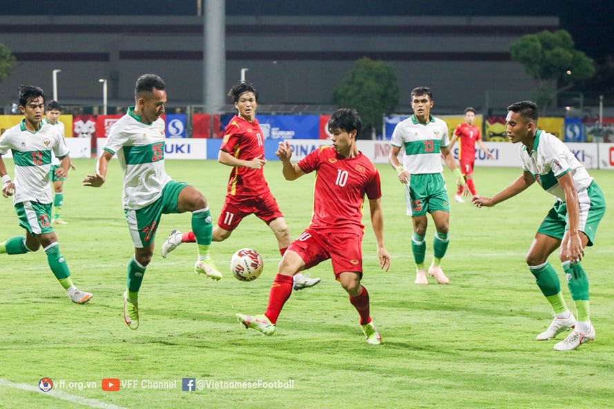Sau thất bại 0-4 tại vòng loại thứ 2 World Cup 2022, đội tuyển Indonesia đã thận trọng hơn khi đối đầu tuyển Việt Nam tại AFF Cup 2020. Đội bóng của huấn luyện viên Shin Tae-yong chủ động chơi chậm và không dồn lên tấn công.
