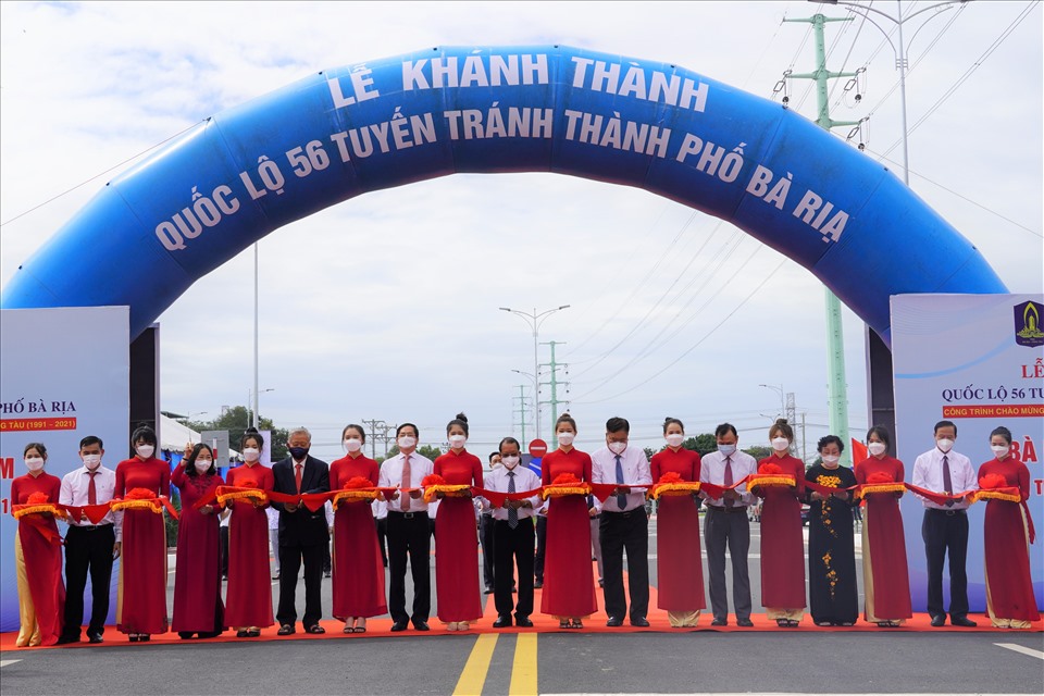 Cắt băng khánh thành Quốc lộ 56 - tuyến tránh TP.Bà Rịa ngày 16.12. Ảnh: T.A