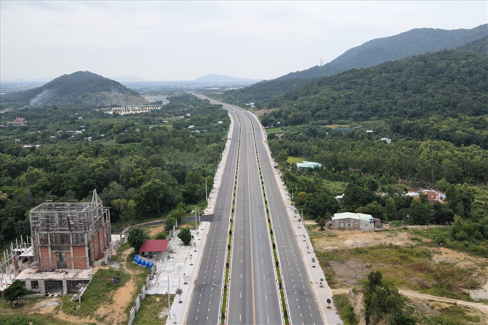 Tuyến đường có đoạn ôm theo núi Dinh còn khá hoang vắng, nhưng cũng đã dần mọc lên nhiều công trình xây dựng quy mô. Ảnh: T.A