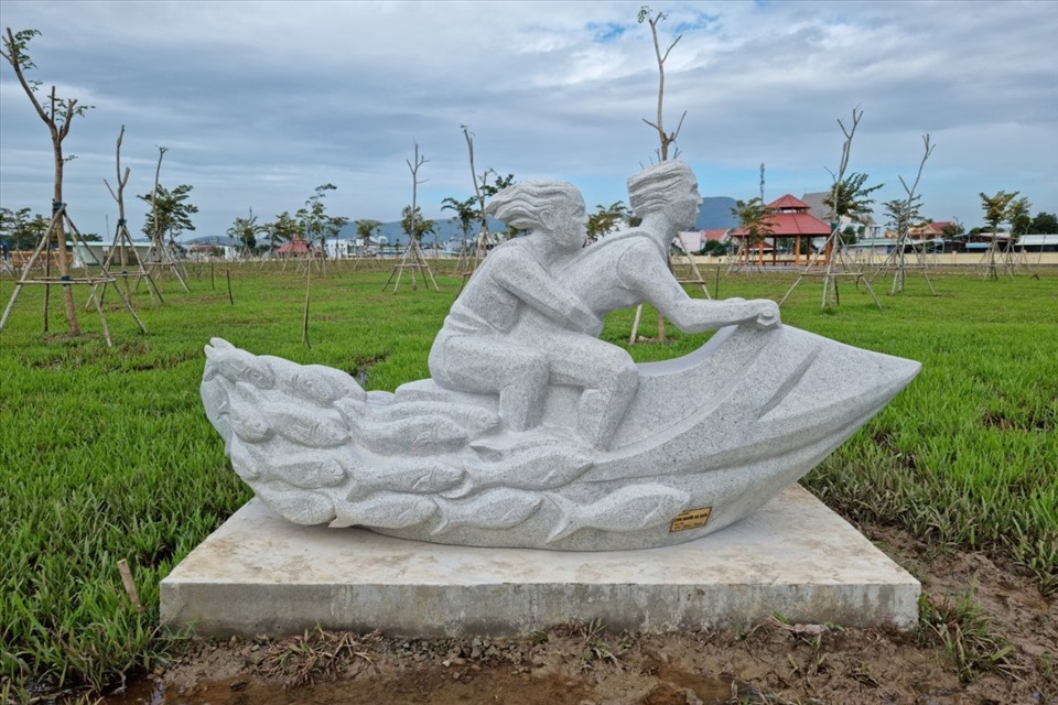 Hàng chục tượng điêu khắc mang hình ảnh của Bà Rịa - Vũng Tàu cũng được trưng bày nhiều nơi trong công viên mới khánh thành. Ảnh: T.A