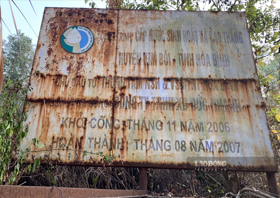 Điển hình là công trình nước sạch tại thôn Bá Lam, xã Thanh Cao, huyện Lương Sơn, tỉnh Hòa Bình, được đầu từ xây dựng theo Quyết định ký ngày 18.10.2006 với tổng kinh phí hơn 2,7 tỉ đồng, do Công ty TNHH Đức Nhanh thi công.