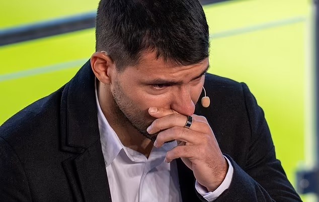 Aguero đã khóc trong ngày chia tay sự nghiệp. Ảnh: AFP