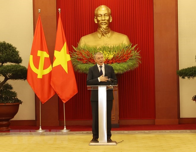 Phó Chủ tịch Đảng Cộng sản Liên bang Nga Leonid Kalashnikov công bố quyết định của Ban Chấp hành Trung ương Đảng Cộng sản Liên bang Nga trao tặng Giải thưởng Lenin cho Tổng Bí thư Nguyễn Phú Trọng. Ảnh: TTXVN