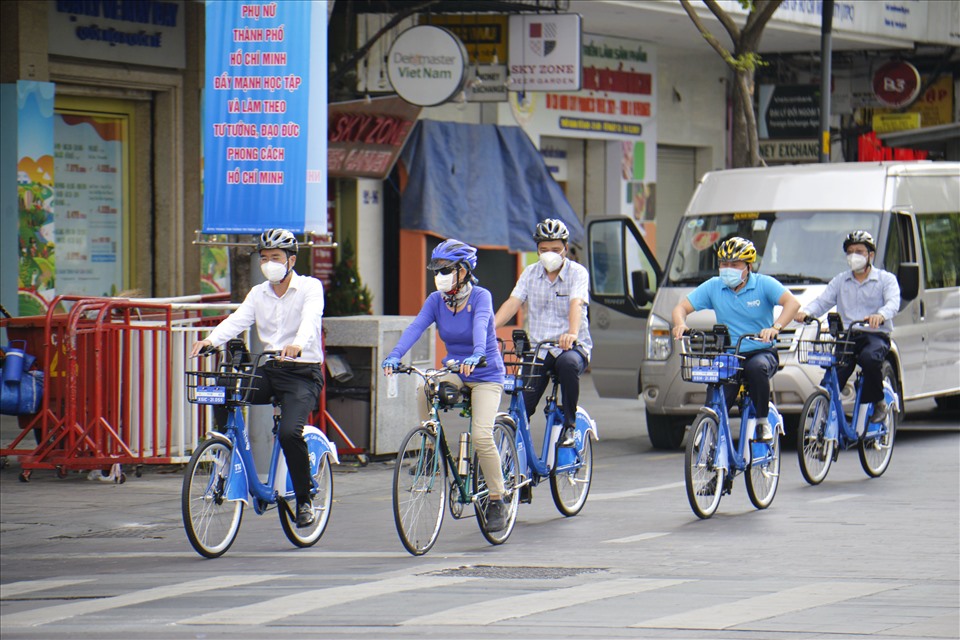 Chạy xe đạp điện đi làm việc phong thái mới mẻ của những người trí thức  Xe giẫm Giant  International  NPP độc quyền Brand Name Xe giẫm Giant Quốc tế bên trên Việt Nam
