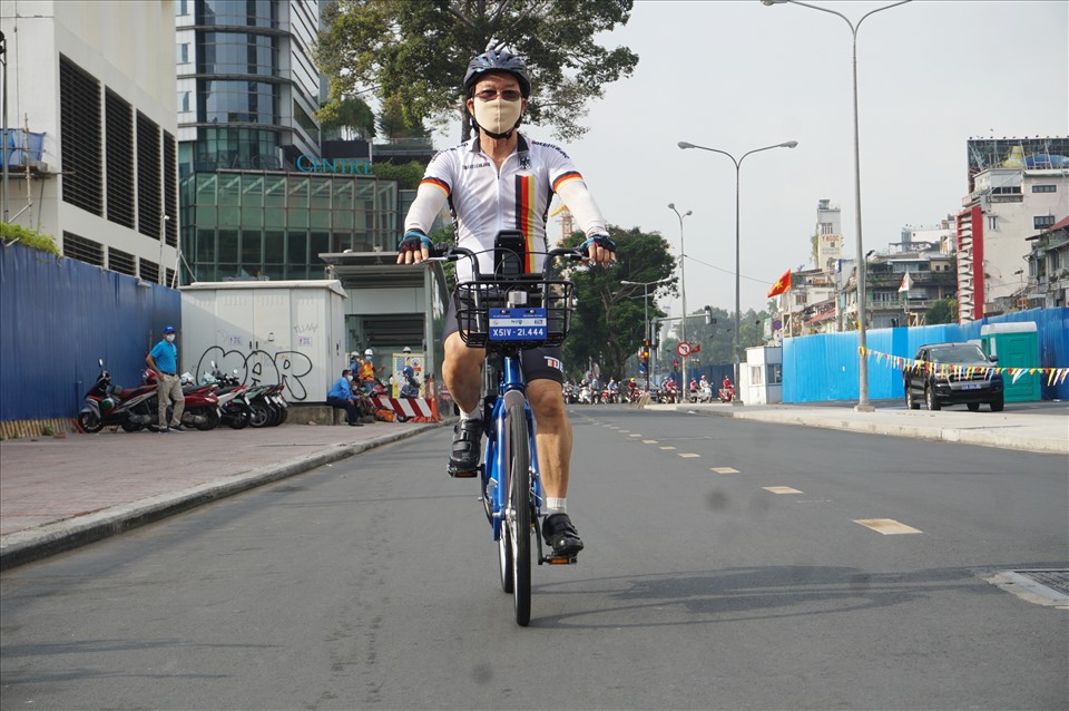 Ông Huỳnh Nghề (quận 1) thê xe đạp để trải nghiệm. Theo ông Nghề, giá thuê 10.000 đồng/tiếng là rẻ, tuy nhiên cần có làn đường riêng để thu hút người dân sử dụng loại hình này.  Ảnh: Minh Quân